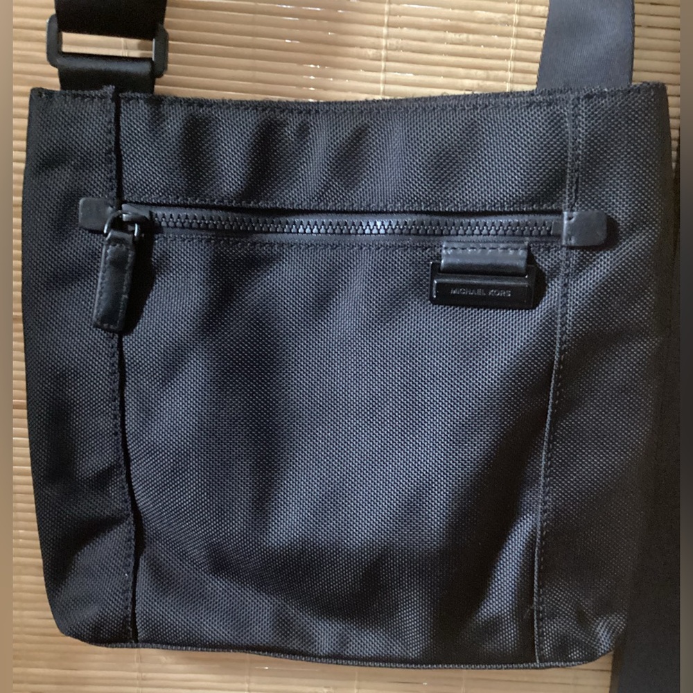 Men’s MICHAEL KORS Travis Messenger Bag black nylon crossbody - Picture 6 of 15